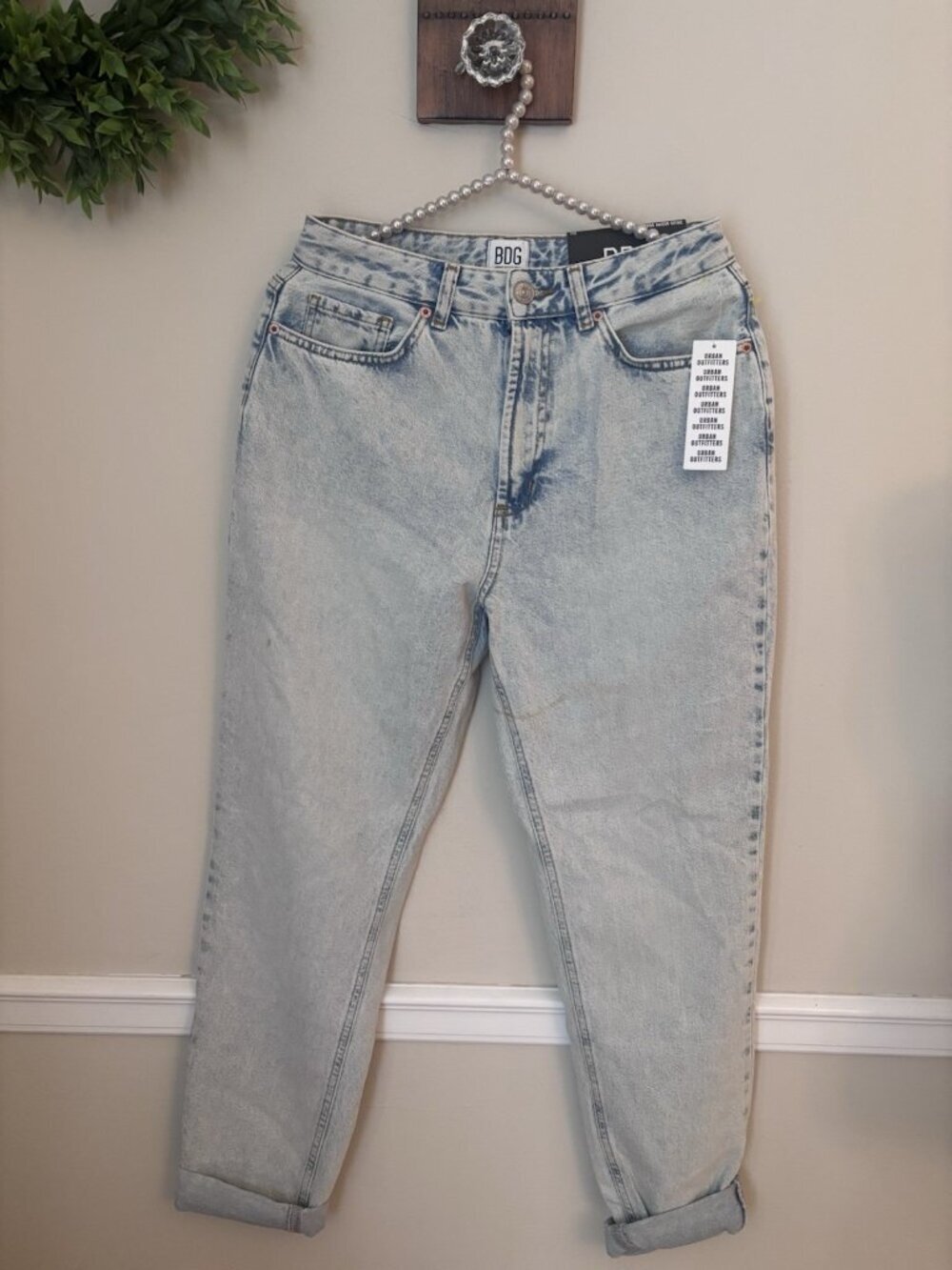 NWT BDG Urban Outfitters Size 28 Mom High-Rise Light Wash Jeans